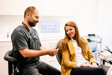 Zahnarzt Saykin mit Patientin